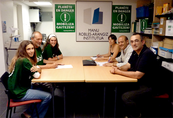 Bizi! elkartea eta Manu Robles-Arangiz Institutuaren Fundazioaren arteko hitzarmena